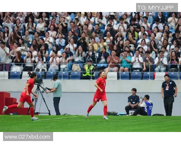 男足球星纷纷观看女足世界杯 引发对女性足球崛起的关注与讨论