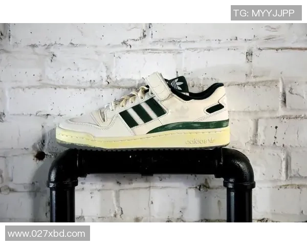 足球球星们的时尚之选板鞋如何影响潮流趋势与球场外形象塑造