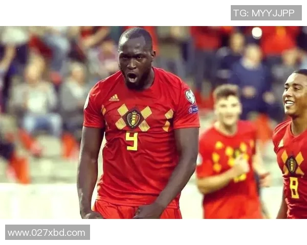 足球球星的反差魅力大对比 从场上英雄到日常生活中的平凡一面