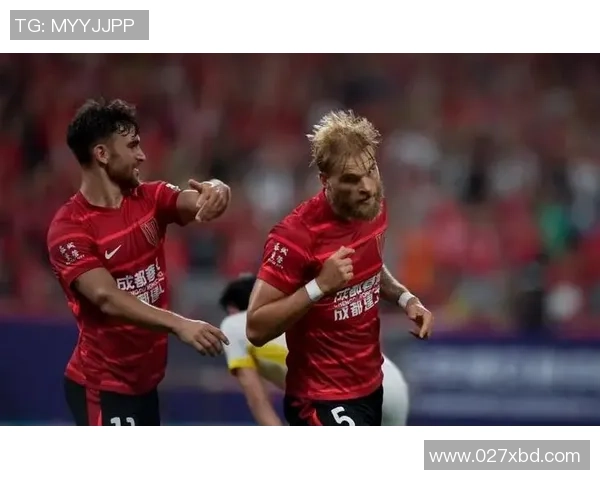 雨中驰骋的绿茵英雄们：聚焦那些在风雨中闪耀的足球明星